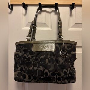 Coach E0982-F13762 Optic Signature Grey & Black Gallery Tote in EUC